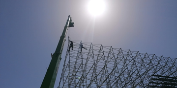 L’ordinanza anti-caldo è un bluff? A Napoli, a due passi dalla Prefettura, si lavora a 35°C sotto il sole