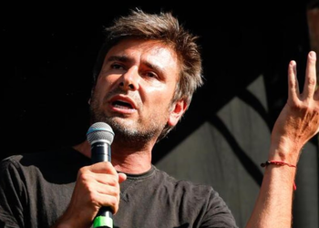 Rientro a spese proprie: Di Battista rifiuta il volo di Stato proposto da Giorgia Meloni