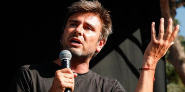 Rientro a spese proprie: Di Battista rifiuta il volo di Stato proposto da Giorgia Meloni