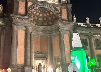 Maxi-deodorante a Piazza Dante: bufera sul marketing nel cuore storico di Napoli