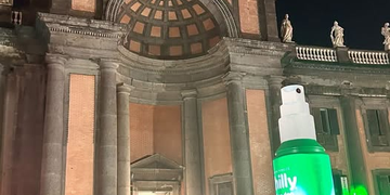 Maxi-deodorante a Piazza Dante: bufera sul marketing nel cuore storico di Napoli