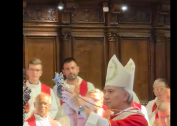 San Gennaro, il sangue si scioglie: l’affondo di Battaglia tra camorra, guerra e coscienze addormentate
