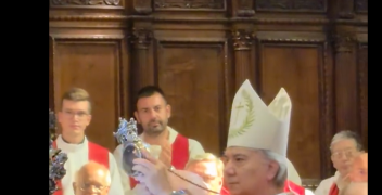 San Gennaro, il sangue si scioglie: l’affondo di Battaglia tra camorra, guerra e coscienze addormentate