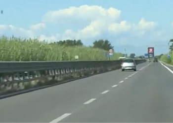 Travolto mentre segnala un’auto in panne: muore a 22 anni