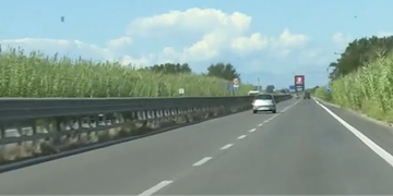 Travolto mentre segnala un’auto in panne: muore a 22 anni