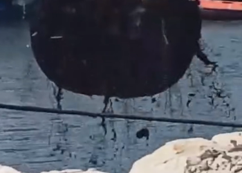 Bagnoli, mare nero e fanghi in colata: Procura intervenga!