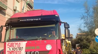 Bagnoli, bloccati i camion della Coppa America: protesta in piazza