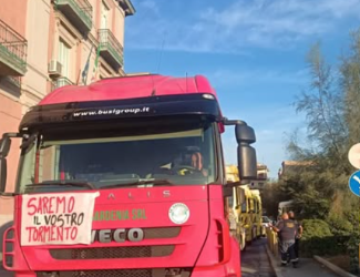 Bagnoli, bloccati i camion della Coppa America: protesta in piazza