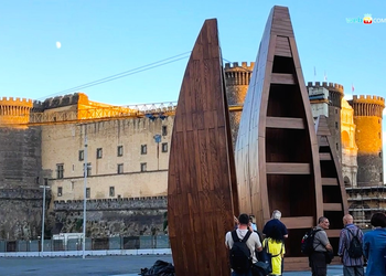 Napoli, le tre barche dell’artista ghanese Mahama, nuova installazione d’arte in piazza Municipio 