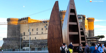 Napoli, le tre barche dell’artista ghanese Mahama, nuova installazione d’arte in piazza Municipio 