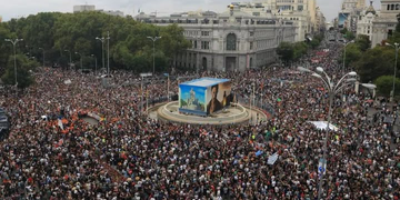 Spagna, una marea umana invade le piazze: migliaia in corteo contro il caro-affitti