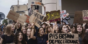 Francia, la rivolta degli studenti: “Non vogliamo morire in guerra, vogliamo studiare”