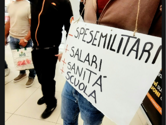 Afragola, carrelli vuoti contro il carovita: la protesta dell’USB alle Porte di Napoli