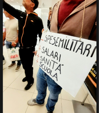 Afragola, carrelli vuoti contro il carovita: la protesta dell’USB alle Porte di Napoli