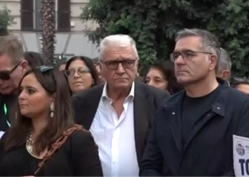 Pestaggio al Vomero, la famiglia della vittima in piazza con centinaia di cittadini