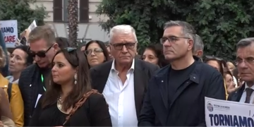 Pestaggio al Vomero, la famiglia della vittima in piazza con centinaia di cittadini