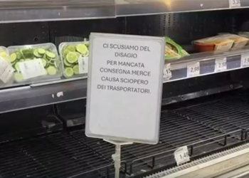 Supermercati in affanno in Campania, scaffali sempre più vuoti: la protesta dei camionisti mette a rischio le forniture