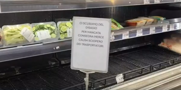 Supermercati in affanno in Campania, scaffali sempre più vuoti: la protesta dei camionisti mette a rischio le forniture