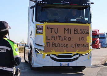 Autotrasportatori, Autonomia Napolitana al fianco della protesta: «Basta briciole»