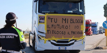 Autotrasportatori, Autonomia Napolitana al fianco della protesta: «Basta briciole»