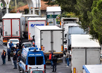 Rivolta dei TIR: il governo Meloni risponde con la Polizia e minaccia il carcere per chi protesta