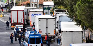 Rivolta dei TIR: il governo Meloni risponde con la Polizia e minaccia il carcere per chi protesta