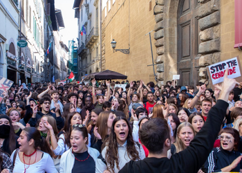 «Non vogliamo sopravvivere, ma vivere»: la protesta dei giovani a Milano