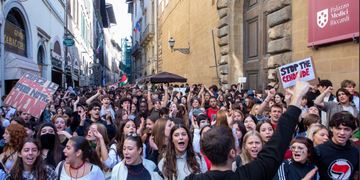 «Non vogliamo sopravvivere, ma vivere»: la protesta dei giovani a Milano