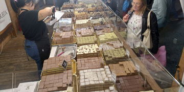 Chocoland Napoli 2026, Piazza Municipio si trasforma nel regno del cioccolato: date e programma