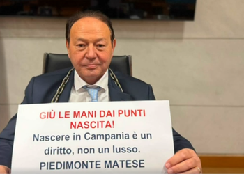 Punti Nascita, bufera in Campania: consigliere si incatena tra i banchi