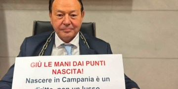 Punti Nascita, bufera in Campania: consigliere si incatena tra i banchi