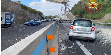 A2 Salerno-Avellino, escavatore contro un cavalcavia: detriti sulle auto, un ferito
