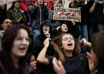Francia, studenti in rivolta contro le disuguaglianze: “Non ci sono licei di serie A e di serie B”
