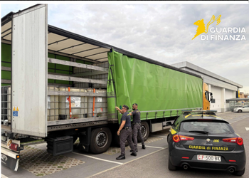 Trentamila litri di benzina nascosti in un camion: maxi sequestro a Marigliano