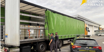 Trentamila litri di benzina nascosti in un camion: maxi sequestro a Marigliano