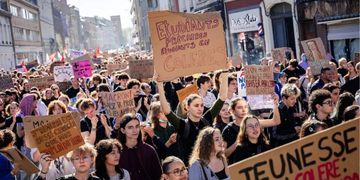 Rivolta in Francia, scuole nel caos: Macron ignora la piazza e va a testare missili atomici