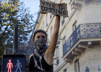 Rivolta in Francia, scuole nel caos: Macron ignora la piazza e va a testare missili atomici