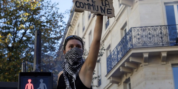 Rivolta in Francia, scuole nel caos: Macron ignora la piazza e va a testare missili atomici