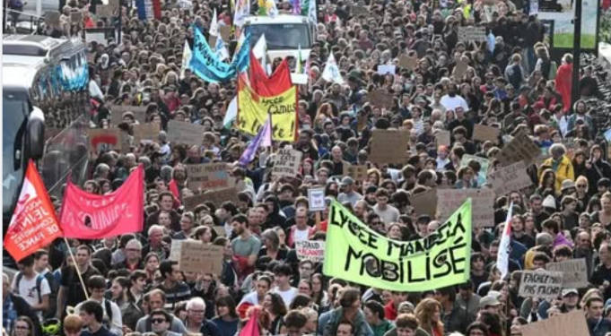 Francia, studenti in piazza: «Siamo 480mila». Appello ai gilet gialli per il 17 ottobre