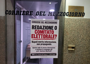 Napoli, blitz degli attivisti di ‘Marea’ nelle redazioni di Repubblica e Corriere del Mezzogiorno: «Da Quarto potere a voce del padrone»