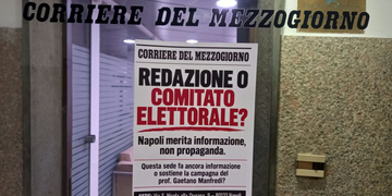 Napoli, blitz degli attivisti di ‘Marea’ nelle redazioni di Repubblica e Corriere del Mezzogiorno: «Da Quarto potere a voce del padrone»