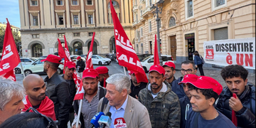 Salerno, 60 operai egiziani in Prefettura: Cgil in piazza, Cisl e Uil  assenti