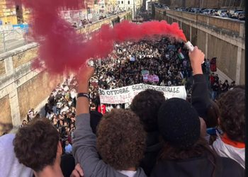 Proteste studentesche in Italia, migliaia in piazza contro il governo Meloni: «Soldi alla scuola, non alle armi»